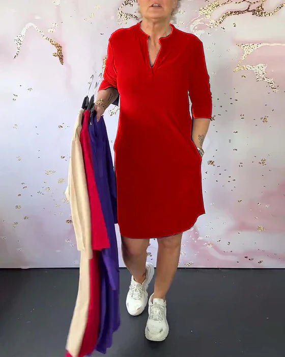 Agnes - Ensfarvet kjole med V-hals